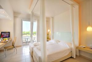 Postel nebo postele na pokoji v ubytování Afandou Bay Resort Suites