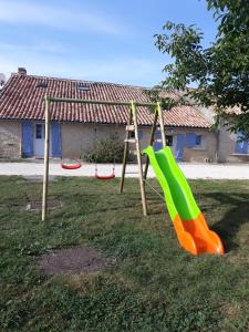 Herní místnost nebo prostor pro děti v ubytování La maison neuve