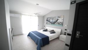 Llit o llits en una habitació de IsolaDino b&b sweet home