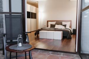 Postel nebo postele na pokoji v ubytování Castle house with swimming pool & sauna & tennis court & wine cellar