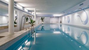 Bazén v ubytování Hotel Admiral Lugano nebo v jeho okolí
