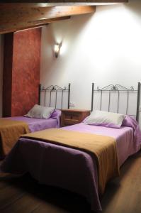 dwa łóżka siedzące obok siebie w pokoju w obiekcie EL VASALLO w mieście Tragacete