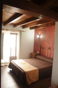 sypialnia z łóżkiem w pokoju z oknem w obiekcie EL VASALLO w mieście Tragacete