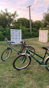 在Hajnal Apartman Szigetvár内部或周边骑自行车