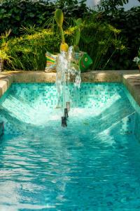 una fontana in piscina di Villa Manning Relais a Sorrento