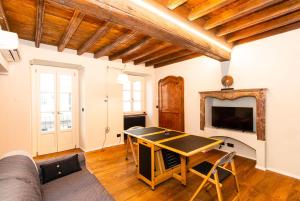 ein Wohnzimmer mit einem Tisch und einem Sofa in der Unterkunft Stylish Quardilatero Romano Central Flat in Turin