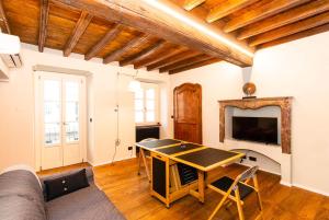 Televízia a/alebo spoločenská miestnosť v ubytovaní Stylish Quardilatero Romano Central Flat