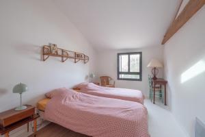 Una cama o camas en una habitación de Maison de charme pour 6 personnes à Jard-Sur-Mer