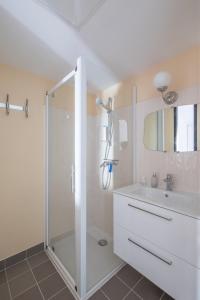 ジャール・シュル・メールにあるMaison pour 6 - Jardin - 950m de la plageのシャワーと洗面台付きのバスルーム +14枚の写真