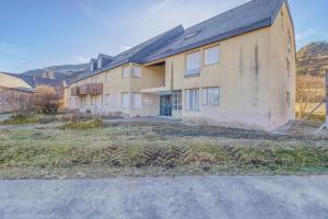 um grande edifício com muitas janelas em Appartement moderne et lumineux a Adervielle em Val Louron