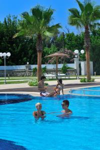Bazén v ubytování Afandou Bay Resort Suites nebo v jeho okolí