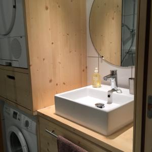 Un baño con lavabo y lavadora. en Residence Pierra Menta, en Arc 1800 6 fotos más