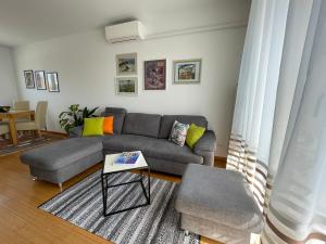 uma sala de estar com um sofá e uma mesa em LIPA Apartment em Zagreb