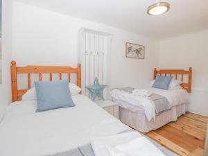 Säng eller sängar i ett rum på Mackerel Cottage