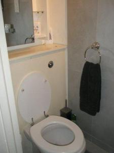 een badkamer met een wit toilet en een zwarte handdoek bij Kew Gardens National Archives Forest Road in Londen