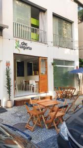 a group of tables and chairs in front of a building at Che Lagarto Hostel Ipanema in Rio de Janeiro