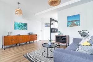un salon avec un canapé bleu et une table dans l'établissement Maison pour 5 personnes - 500m de la plage, à Noirmoutier-en-l'lle 12 autres photos