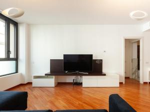 Televízia a/alebo spoločenská miestnosť v ubytovaní easyhomes-Madonnina View