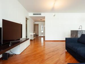 Televízia a/alebo spoločenská miestnosť v ubytovaní easyhomes-Madonnina View
