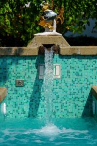 una fontana con un uccello in cima a una piscina d'acqua di Villa Manning Relais a Sorrento