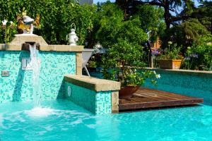 una piscina con fontana al centro di Villa Manning Relais a Sorrento
