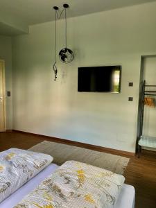 Postel nebo postele na pokoji v ubytování sleep & go -Meran easy staying
