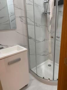a bathroom with a shower and a sink at Naranjo 7 - N565 - 2 bathrooms Apartment in Alhama de Murcia Golf Resort in Alhama de Murcia
