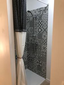 Un baño con ducha con cortina de ducha. en Muratello Appart 1, en Porto Vecchio