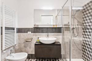 y baño con lavabo, aseo y ducha. en Maragliano Cozy Flat with Balcony, en Florencia