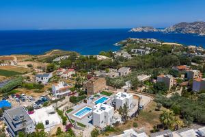 eine Luftansicht eines Resorts mit Meerblick in der Unterkunft Olive and Sea Villas in Agia Pelagia