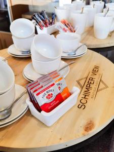 Schimper View Boutique Guest House的咖啡和沏茶工具