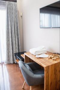 Schimper View Boutique Guest House的电视和/或娱乐中心