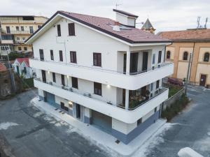 een wit gebouw met een rood dak bij Ulivo Design b&b in Reggio di Calabria