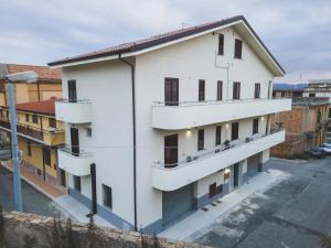un edificio de apartamentos con balcones en una ciudad en Ulivo Design b&b, en Reggio Calabria