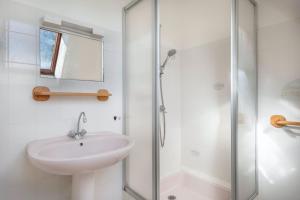 a bathroom with a sink and a shower at Charmante maison pour 11 personnes à Sarzeau in Sarzeau +35 photos