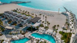 Address Beach Resort Fujairah في العقة: اطلالة جوية على المنتجع والشاطئ