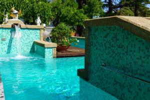 una piscina con fontana in un cortile di Villa Manning Relais a Sorrento