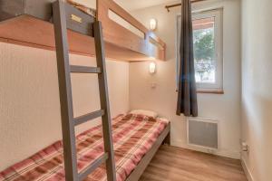 Appartement confortable et lumineux a Genos 객실 이층 침대