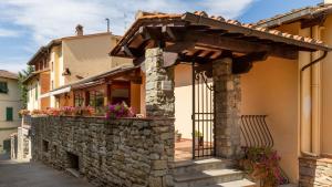 ein Steingebäude mit einem Tor und einer Steinmauer in der Unterkunft Hotel Villa Bonelli in Fiesole