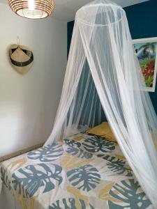Postel nebo postele na pokoji v ubytování Rose phoenix appartement terrasse et piscine vue mer
