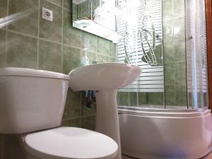 ein Badezimmer mit Toilette und Waschbecken in der Unterkunft Pensiunea Confort in Suceava