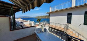 un balcone di una casa con vista sull'acqua di Hotel Villa Miramare a Capoliveri