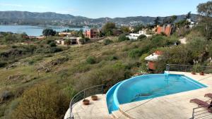 Pogled na bazen u objektu casa del lago -villa carlos paz ili u blizini