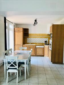 cocina con mesa y sillas en una habitación en Maison avec terrasse à 50 m de la mer en Pornic