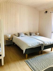 Ένα ή περισσότερα κρεβάτια σε δωμάτιο στο Maison avec terrasse à 50 m de la mer