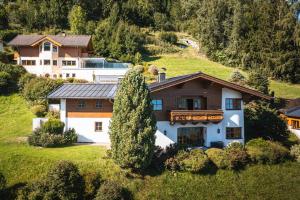 Vue aérienne d'une maison sur une colline dans l'établissement Chalet Crown of the Alps by we rent, à Zell am See