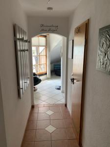 um corredor com uma porta e um piso de azulejo em Ferienwohnung Kleine Auszeit in Altenau em Altenau