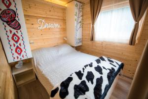 מיטה או מיטות בחדר ב-Glamping Krone Kolpa Heaven