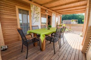 Balkón nebo terasa v ubytování Glamping Krone Kolpa Heaven