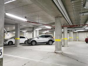 un garage avec 3 voitures garées dans celui-ci dans l'établissement Rovaniemi Cityhome Nordica, à Rovaniemi